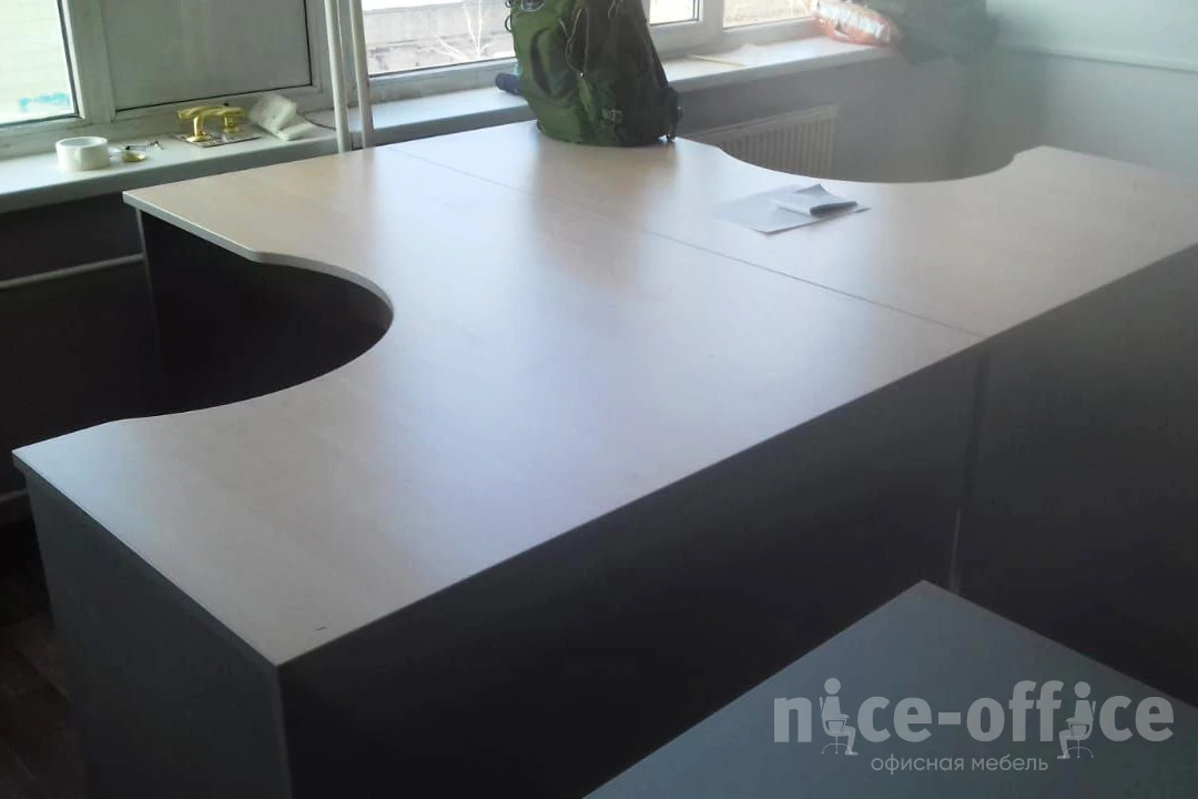 Стол офисный угловой правый 1600x1200x755 Riva фото в интерьере 1