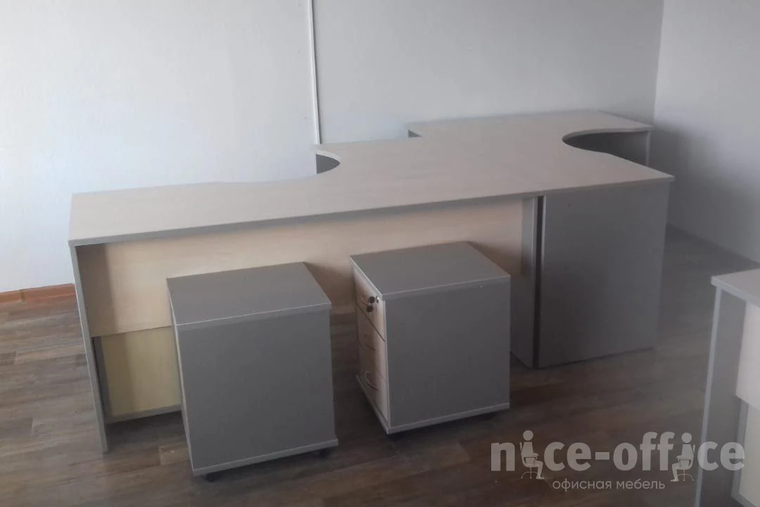 Стол офисный угловой правый 1600x1200x755 Riva фото в интерьере 2